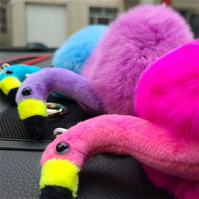 2023 क्रिएटिव महिला फर बैग पेंडेंट कार की चेन प्यारा फ्लेमिंगो प्लश बॉल कीचेन