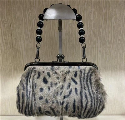 महिलाओं के लिए असली फर हैंड बैग